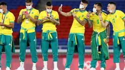 Atletas da seleção brasileira de futebol não utilizaram o agasalho do COB no pódio (Foto: Getty Images)