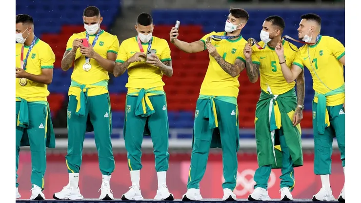 Atletas da seleção brasileira de futebol não utilizaram o agasalho do COB no pódio (Foto: Getty Images)