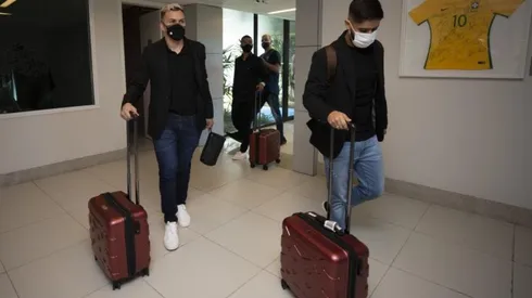 Jogadores chegando a Granja Comary para começar a preparação para a Copa do Mundo de Futsal (Foto: Thais Magalhães/CBF)