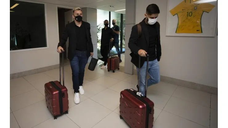 Jogadores chegando a Granja Comary para começar a preparação para a Copa do Mundo de Futsal (Foto: Thais Magalhães/CBF)