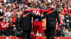 Andrew Robertson sendo carregado para a lateral do campo para ser atendido (Getty Images)