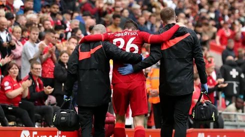 Andrew Robertson sendo carregado para a lateral do campo para ser atendido (Getty Images)