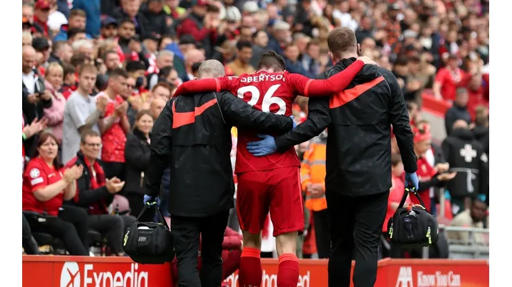 Andrew Robertson sendo carregado para a lateral do campo para ser atendido (Getty Images)