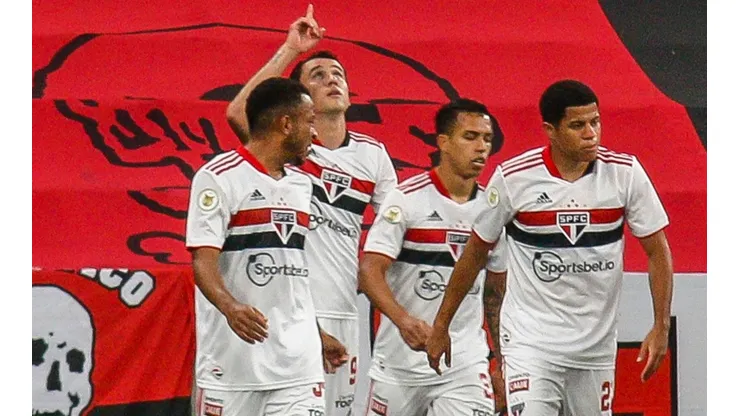Pablo comemora com os companheiros um dos gols contra o seu ex-clube (Foto: Gabriel Machado/AGIF)