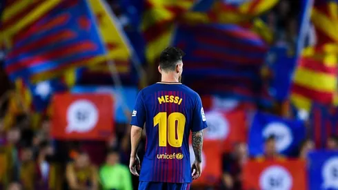 Lionel Messi olhando a torcida do Barcelona no Camp Nou (Getty Images)