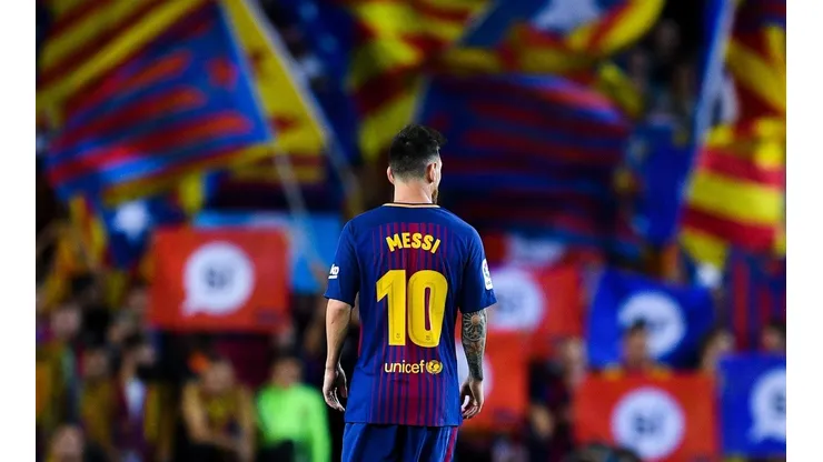 Lionel Messi olhando a torcida do Barcelona no Camp Nou (Getty Images)