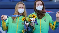 Laura Pagossi (esq.) e Luisa Stefani (dir.) exibem suas medalhas de bronze nos Jogos Olímpicos de Tóquio (Getty Images)