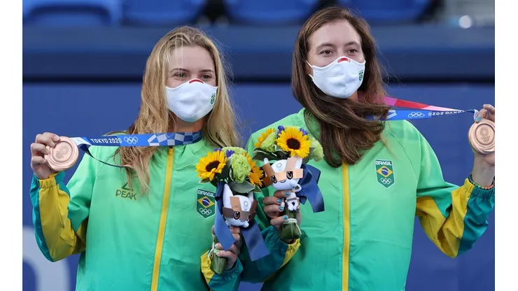 Laura Pagossi (esq.) e Luisa Stefani (dir.) exibem suas medalhas de bronze nos Jogos Olímpicos de Tóquio (Getty Images)