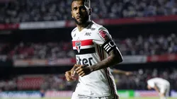 Dani Alves: virou alvo de críticas na web (Foto: Daniel Vorley/AGIF)