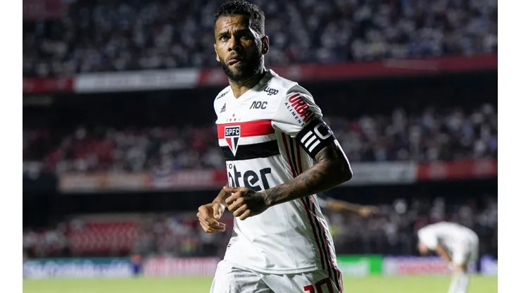 Dani Alves: virou alvo de críticas na web (Foto: Daniel Vorley/AGIF)