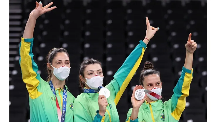 Brasileiras do vôlei exibem suas medalhas de prata na final do vôlei feminino (Getty Images)