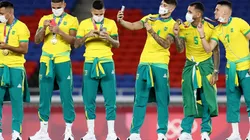 Jogadores da seleção brasileira tiram 'selfie' no pódio para comemorar a medalha de ouro (Foto: Getty Images)