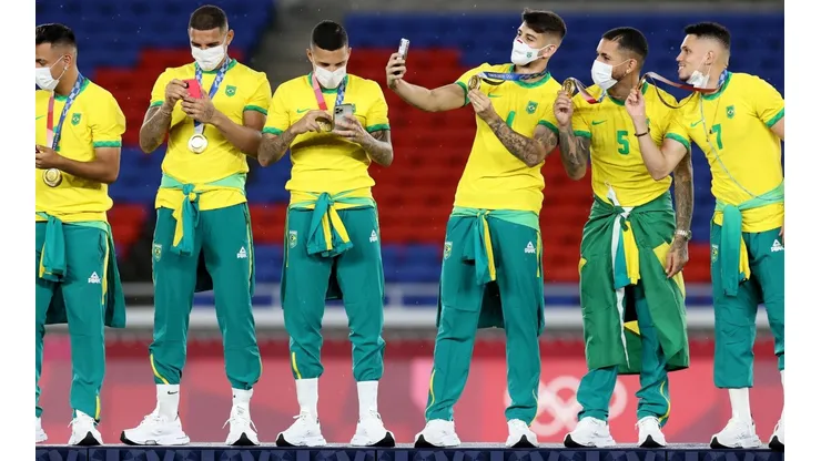 Jogadores da seleção brasileira tiram 'selfie' no pódio para comemorar a medalha de ouro (Foto: Getty Images)