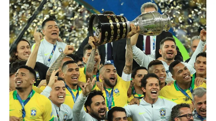 Confira o top 5 dos jogadores com mais títulos na carreira; Daniel Alves segue na frente e desbanca Pelé e Messi