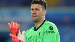 Alisson está de vínculo renovado com o Liverpool (Foto: Getty Images)