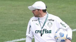 Abel com olhares atentos ao desempenho do elenco no treinamento da Academia, nesta quarta-feira (4)