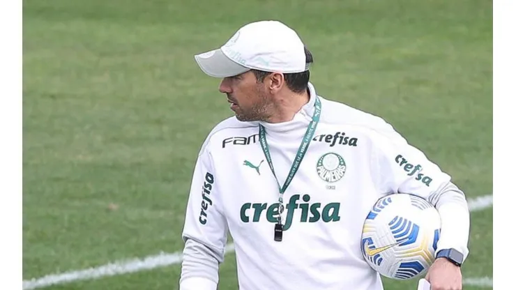 Abel com olhares atentos ao desempenho do elenco no treinamento da Academia, nesta quarta-feira (4)