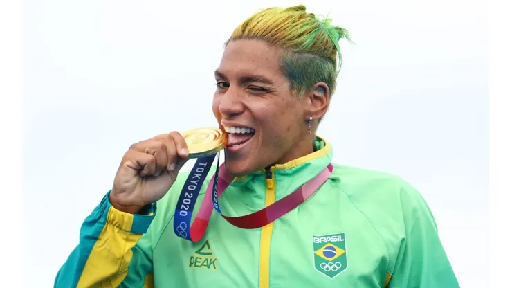 Ana Marcela Cunha morde a medalha de ouro para foto após vitória na maratona aquática (Getty Images)