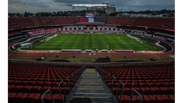 Vista do gramado do Estádio do Morumbi das arquibancadas. Previsão de que as torcidas voltem ao estádios a partir de novembro (Getty Images)