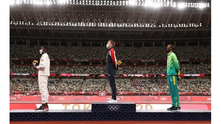 Brasileiro Alison dos Santos presta continência no pódio nos Jogos Olímpicos de Tóquio; feito é o primeiro na delegação brasileira. (Foto: Getty Images)