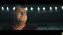 Flamengo e patrocinador fazem campanha emocionante de Dia dos Pais com Zico no Maracanã; assista o vídeo. (Foto: Reprodução)