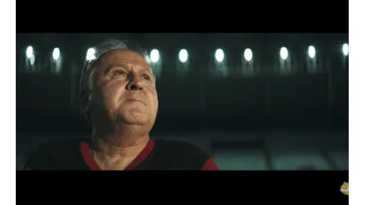 Flamengo e patrocinador fazem campanha emocionante de Dia dos Pais com Zico no Maracanã; assista o vídeo. (Foto: Reprodução)