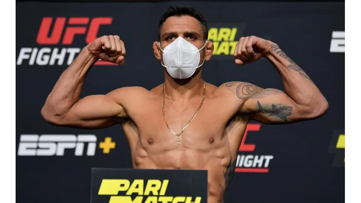 Rafael dos Anjos luta no UFC 267 (Foto: Getty Images)