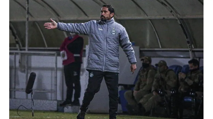 Morínigo: na bronca com o gramado ruim no estádio Augusto Bauer (Foto: Divulgação/Coritiba)