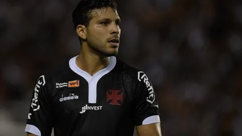 Oswaldo Henríquez: oferecido ao clube nos últimos dias (Foto: Thiago Ribeiro/AGIF)