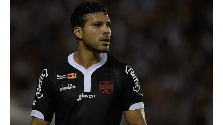 Oswaldo Henríquez: oferecido ao clube nos últimos dias (Foto: Thiago Ribeiro/AGIF)