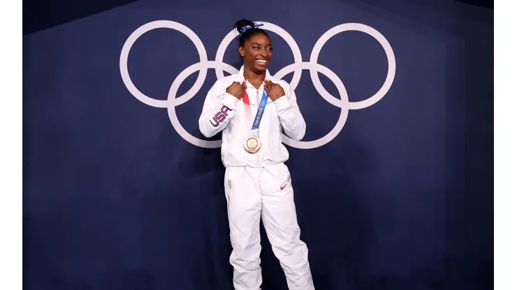 Simone Biles sorri ao exibir a medalha de bronze na trave, nos Jogos Olímpicos de Tóquio (Getty Images)