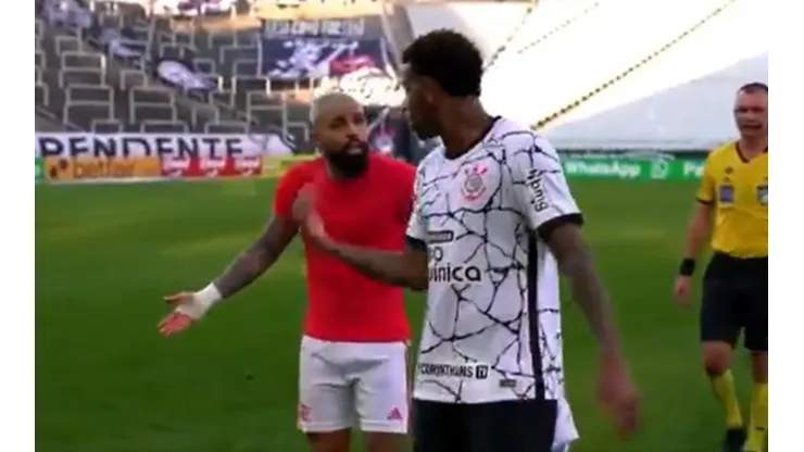 Gil e Gabigol discutem na saída de campo para o intervalo. (Foto: Reprodução)