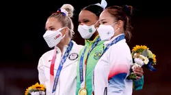 Rebeca Andrade (ao meio) com sua medalha de ouro no salto feminino (Getty Images)