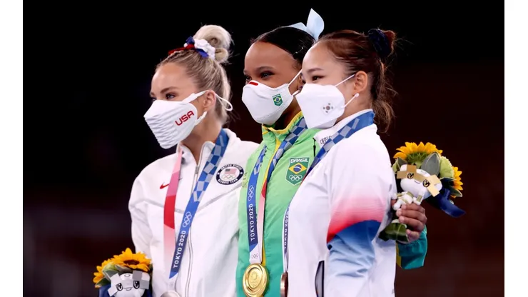 Rebeca Andrade (ao meio) com sua medalha de ouro no salto feminino (Getty Images)