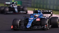 Esteban Ocon (a frente) lidera o Grande Prêmio da Hungria com Sebastian Vettel, ao fundo (Getty Images)