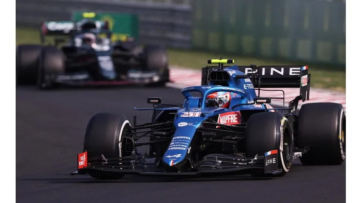 Esteban Ocon (a frente) lidera o Grande Prêmio da Hungria com Sebastian Vettel, ao fundo (Getty Images)