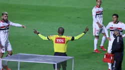 Luiz Flávio de Oliveira anula o gol contra de Gustavo Gómez com auxílio do VAR (Foto: Marcello Zambrana/AGIF)