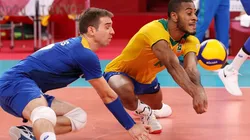 Thales (esq.) e Lucarelli (dir.) tentam levantar bola durante partida contra os Estados Unidos (Getty Images)