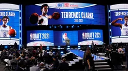 Painel exibe homenagem a Terrence Clarke durante o Draft da NBA (Getty Images)