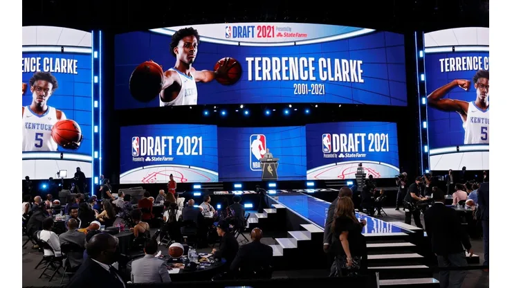 Painel exibe homenagem a Terrence Clarke durante o Draft da NBA (Getty Images)
