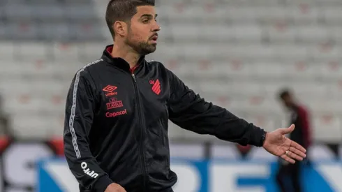 António Oliveira: descarta jogar pelo empate (Foto: Robson Mafra/AGIF)