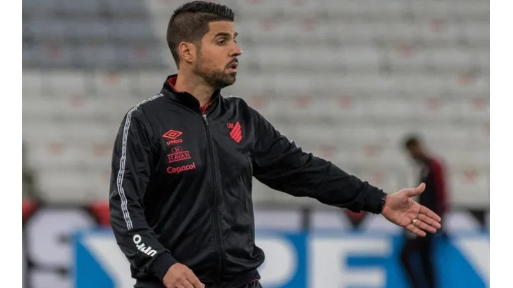 António Oliveira: descarta jogar pelo empate (Foto: Robson Mafra/AGIF)