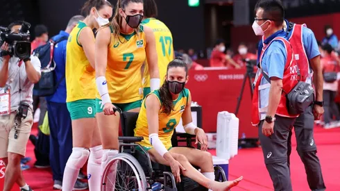 Macris saiu de cadeira de rodas após entorse no tornozelo direito (Foto: Getty Images)