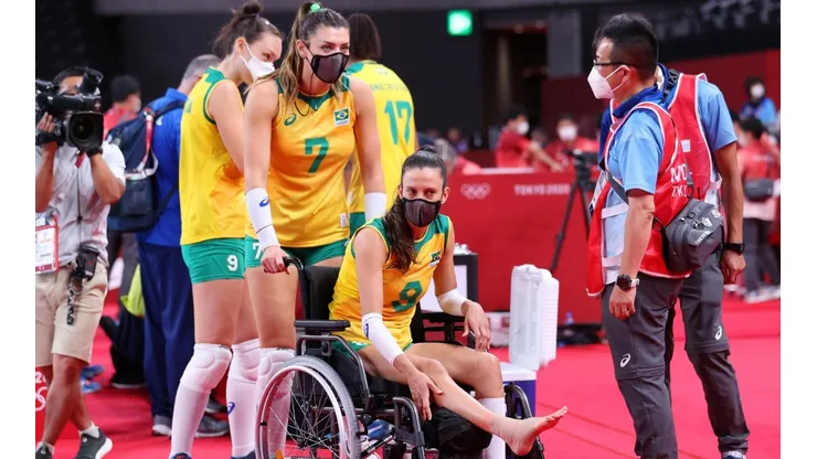Macris saiu de cadeira de rodas após entorse no tornozelo direito (Foto: Getty Images)