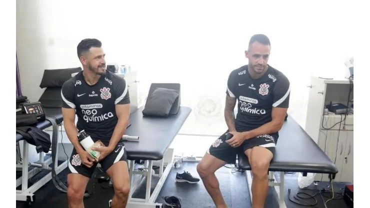 Sylvinho estipula prazo para a estreia de Giuliano e Renato Augusto pelo Corinthians