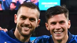 Rafael Tolói e Matteo Pessina comemoram vitória da Itália. Zagueiro está na mira do Vascão.