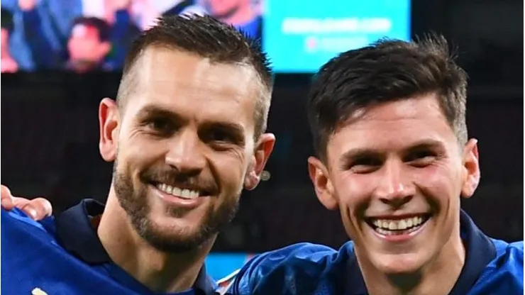 Rafael Tolói e Matteo Pessina comemoram vitória da Itália. Zagueiro está na mira do Vascão.