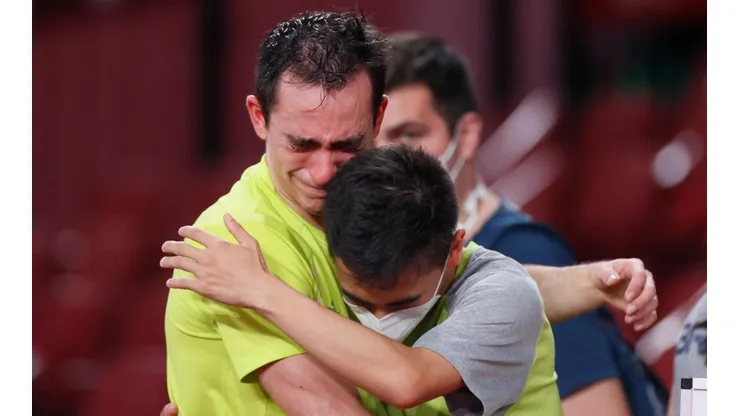 Hugo Calderano não segura as lágrimas após derrota nas quartas do tênis de mesa (Foto: Getty Images)