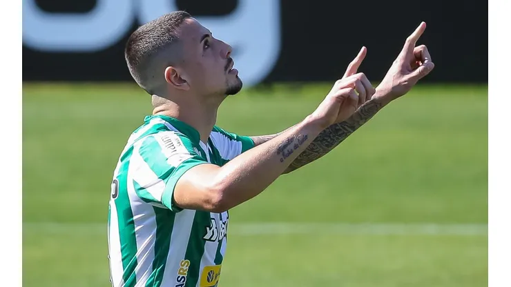 Matheus Peixoto: destaque com a camisa do Juventude (Foto: Pedro H. Tesch/AGIF)
