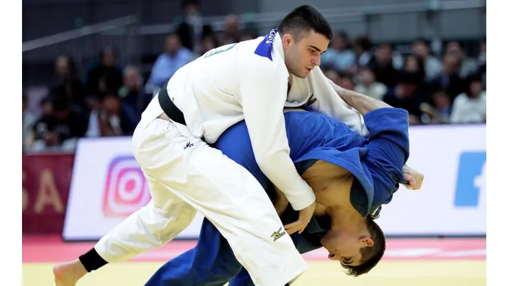 Rafael Macedo (de branco) durante Grand Slam de Judô (Foto: Getty Images)